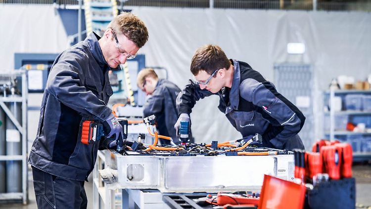 Bei der Düsenberg GmbH in Wendeberg werden alte Autobatterien bereits jetzt professionell recycelt. 