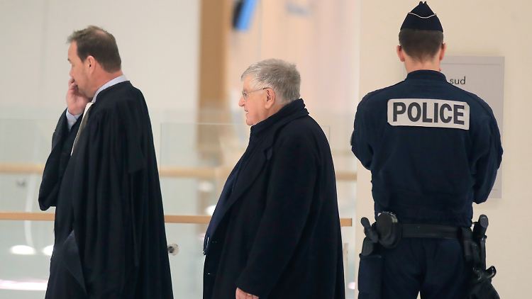 Der Ex-CEO der France Télécom, Didier Lombard (M.) ist wegen Mobbing-Vorwürfen verurteilt worden.