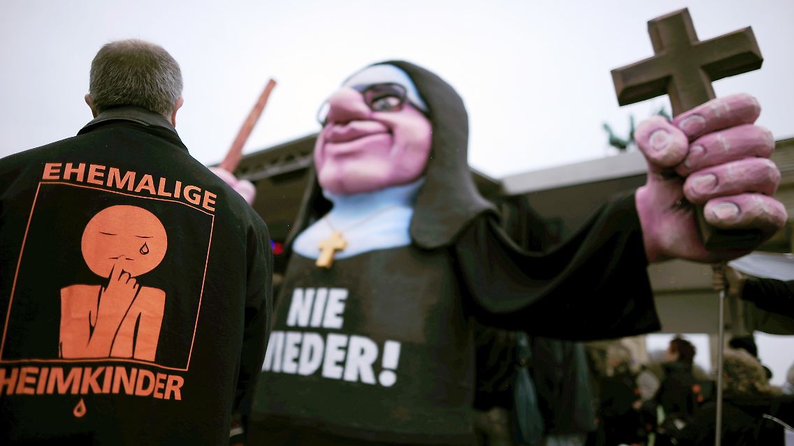 Der Verein ehemaliger Heimkinder (VEH) wirft staatlichen wie kirchlichen Institutionen vor, Prügel, Zwangsarbeit und sexuelle Gewalt ausgeübt oder toleriert zu haben