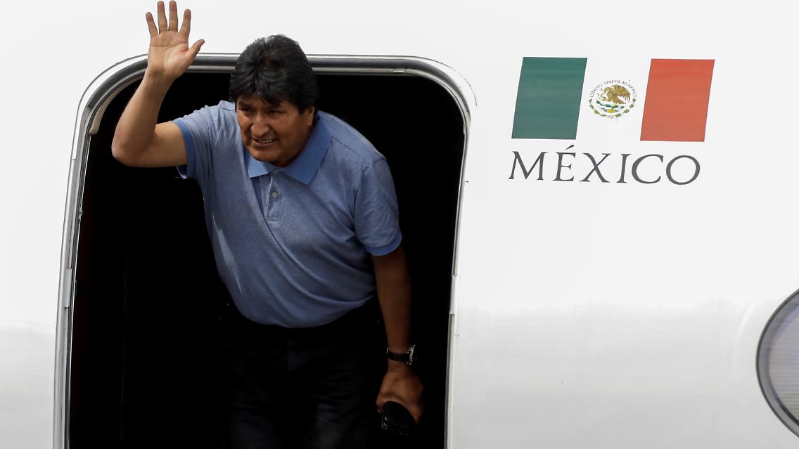 War es ein Putsch oder ein verfassungsgemäßer Machttransfer? Nach 14 Jahren im Amt floh Boliviens linke Ikone Evo Morales nach Mexiko. Teile der Polizei und der Armeechef hatten ihm die Unterstützung entzogen.