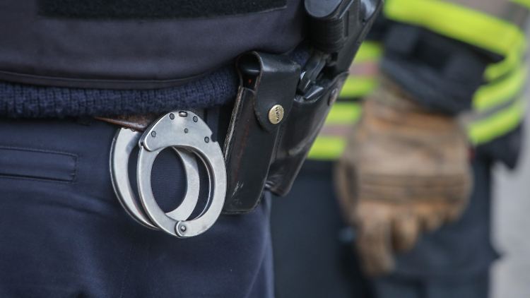 Die herbeigerufene Verstärkung von 200 Leuten habe einen Korridor gebildet, durch den die Beamten den 18-Jährigen zum Auto brachten, hieß es. (Archivbild)