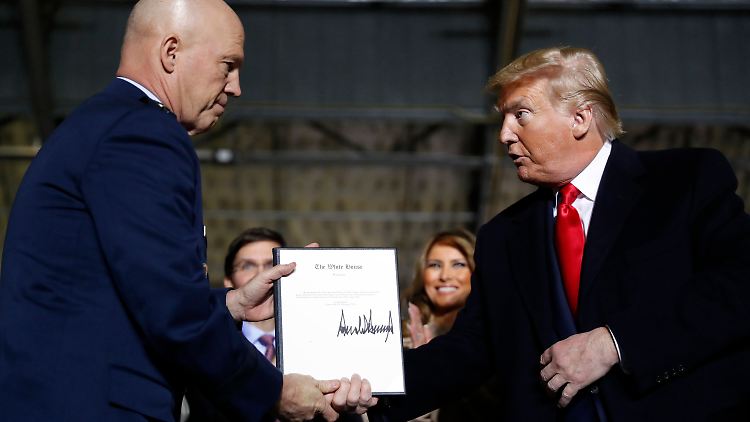 Der Weltraum ist künftig etwas sicherer - und im Moment ihrer Taufe ist die neue Waffengattung vollzählig angetreten: US-Präsident Trump (r.) und sein Mann der Sterne, Jay Raymond.