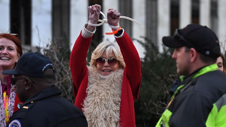 Jane Fonda setzt sich auch mit 82 Jahren noch an die Spitze des Protests.