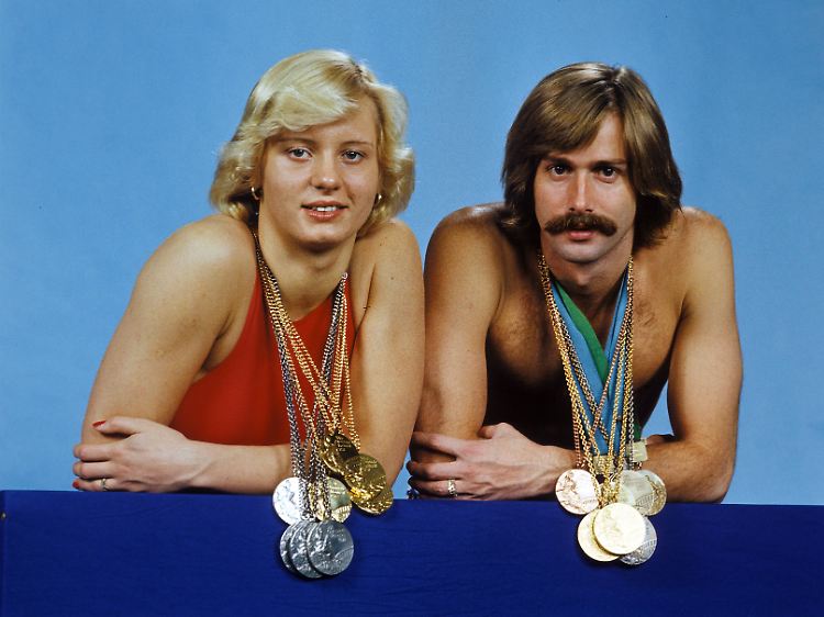 Traumpaar des DDR-Sports: Kornelia Ender und Roland Matthes im Jahr 1976 mit ihren zahlreichen Olympia-Medaillen.