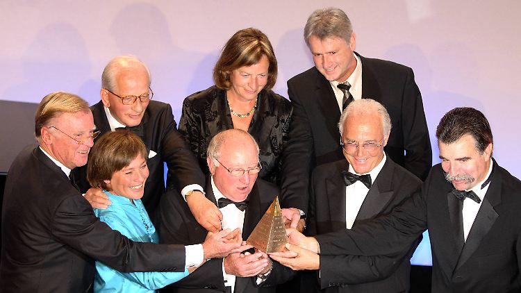 Die Goldene Sportpyramide wurde Matthes (2.v.r.) im Jahr 2004 verliehen.