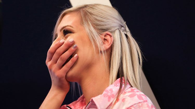 Fallon Sherrock kann ihr Darts-Glück kaum fassen.