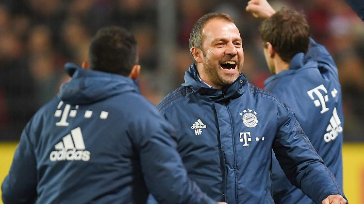 Die gute Arbeit der vergangenen Wochen wird belohnt: Hansi Flick bleibt Cheftrainer des FC Bayern.