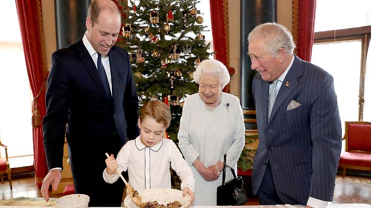 Die Queen und ihre drei Thronfolger beim Weihnachtsbacken.