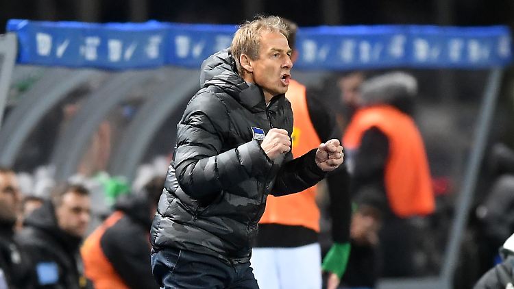 Hat andere finanzielle Mittel als seine Widersacher aus Bremen und Frankfurt: Hertha-Coach Jürgen Klinsmann.