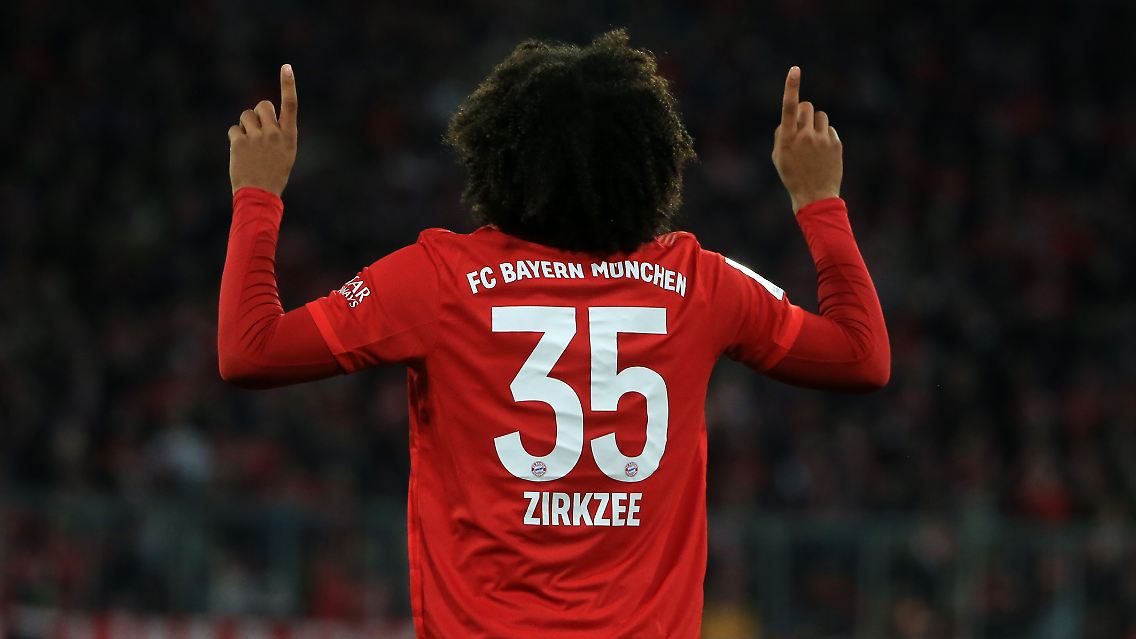 Und die Bayern? Genossen den Zirkzee-Zirkus. Und staunten in Person von Joshua Kimmich ob der Entschlossenheit ihres 18-jährigen Tor-Heilands: "Er nimmt Serge (Gnabry) fast schon den Ball weg und macht das Tor."