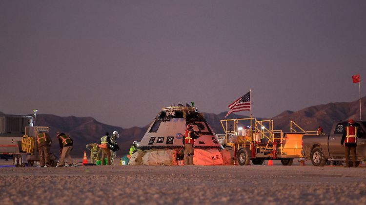 In der Einöde von New Mexico nehmen Nasa-Experten die zurückgekehrte Raumkapsel in Augenschein.