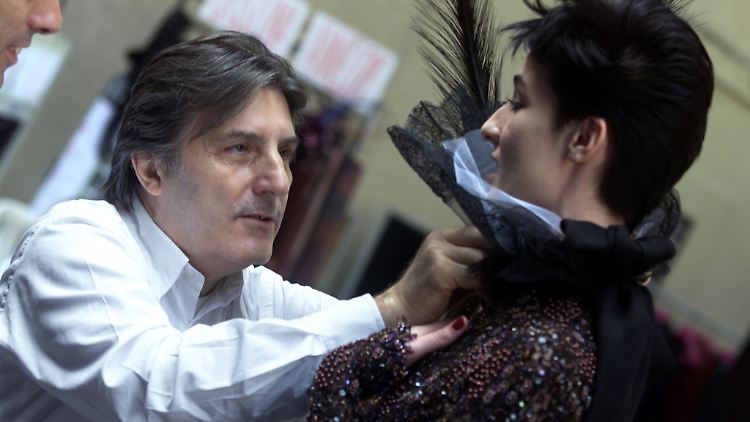 Emanuel Ungaro arbeitete ohne Skizzen direkt auf den Körpern der Models.