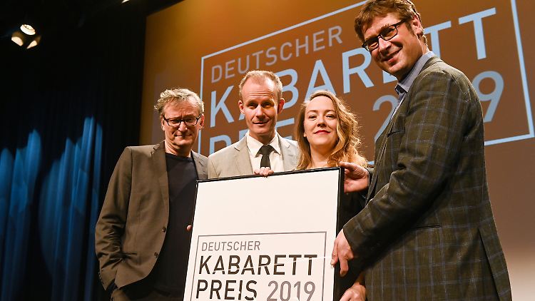 Moderator Frank Lüdecke (v.l-), Preisträger Max Uthoff, Lisa Catena, Förderpreis-Gewinnerin, und Magier Detlef Simon.