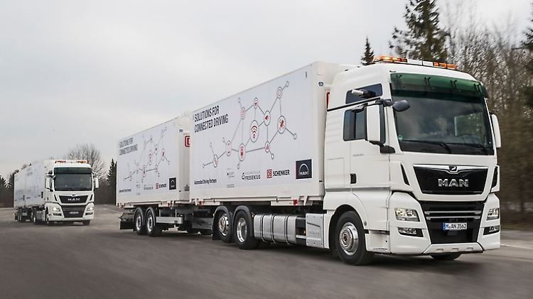 Beim Platooning gibt das vordere Fahrzeug Tempo und Richtung vor.