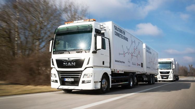 Verbunden sind die Fahrzeuge mit dem speziellen WLAN-P, ein System, bei dem es keine Funklöcher geben soll.