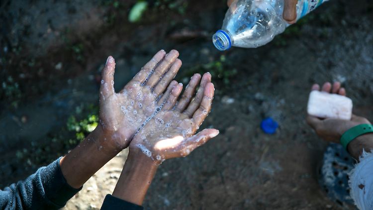Bis zu 4000 Minderjährige ohne sollen sich ohne Angehörige in den griechischen Lagern aufhalten.