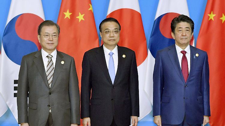 Die Regierungschefs Moon, Keqiang und Abe (v.l.) suchen eine gemeinsame Linie im Umgang mit Nordkorea.