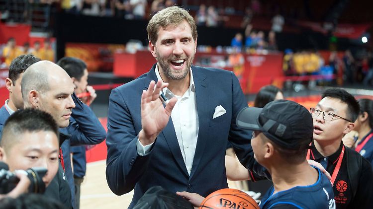 Dirk Nowitzki - hier bei der WM 2019 in China - darf endlich mal wieder Weihnachten in Europa feiern.