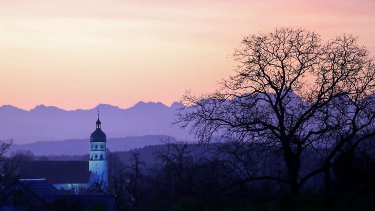 Blick auf die Kirche von Seekirch am Federsee in Baden-Württemberg.