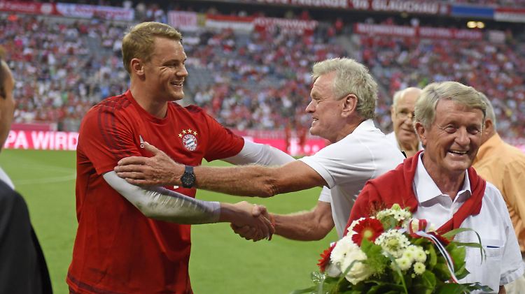 Ehemals und aktuell geben sich die Hand: Bayerns Ex-Keeper Sepp Maier will den derzeitigen Torwart Manuel Neuer noch lange zwischen den Münchner Pfosten sehen.