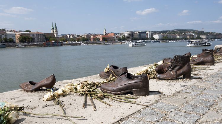 Am Donauufer erinnern Schuhe aus Metall an die Pogrome gegen die Juden der Stadt.