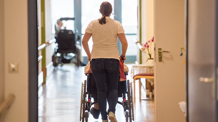 Es sei "nicht hinnehmbar, dass kranke Menschen an der Kliniktür abgewiesen werden", sagte Grünen-Fraktionschefin Katrin Göring-Eckardt.