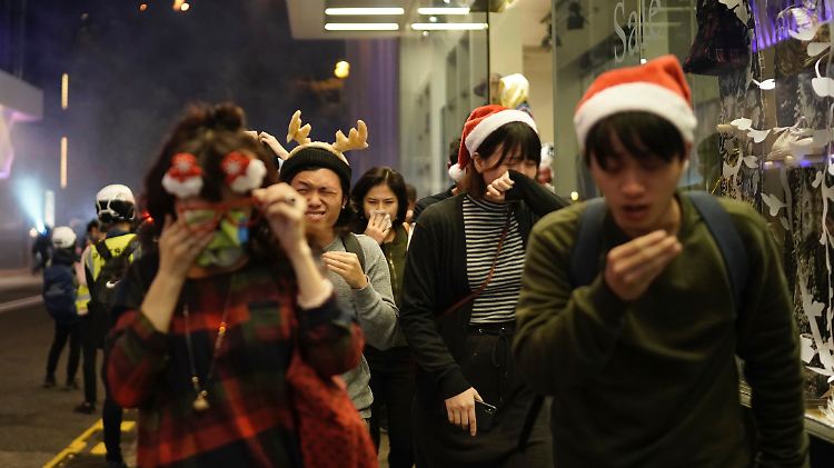 Nach der Tränengasattacke: Hongkonger protestieren an Heiligabend mit Weihnachtskostümen. 
