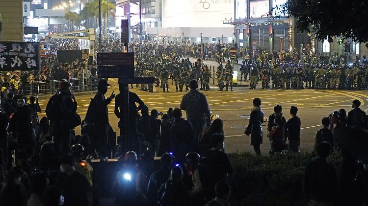 Gegen Mitternacht wünschten die Demonstranten der Polizei  "Frohe Weihnachten", ehe kurz darauf Brandsätze geworfen wurden.