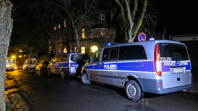 Fahrzeuge von Polizei und Rettungsdienst stehen vor dem Pfarramt der St. Nikolai-Kirchgemeinde.