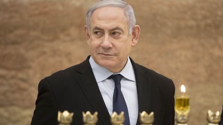 Durch Korruptionsanklage geschwächt, aber siegesgewiss: Israels Premier Netanjahu zündet die erste Chanukka-Kerze an. Morgen muss er sich zur Wahl stellen.