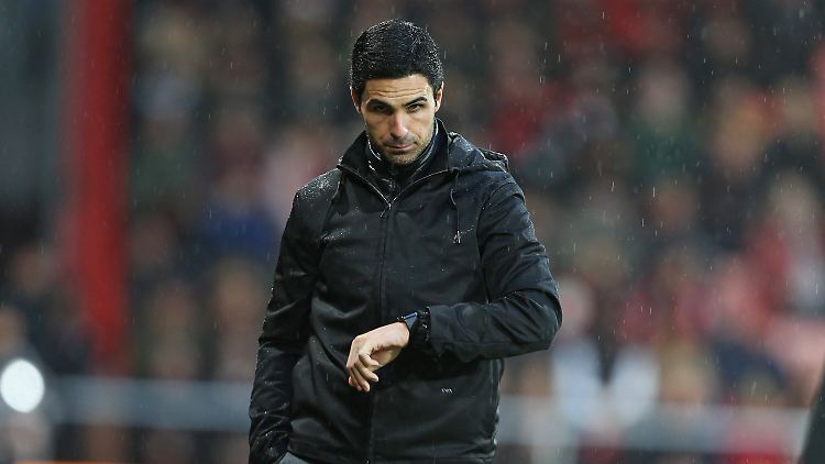 Blick auf die Uhr: Mikel Arteta hat seine Premiere an der Seitenlinie hinter sich. Das Ergebnis ist nicht berauschend.
