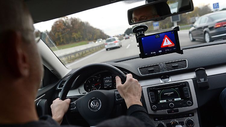 Autos, die mit dem Internet verbunden sind, schicken ständig Daten an die Hersteller. Die wissen inzwischen viel mehr über die Fahrer, als viele ahnen. 
