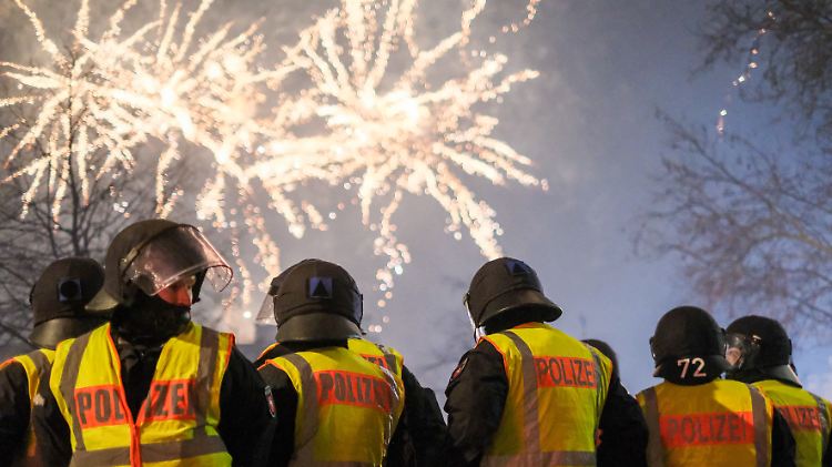 Beamte stehen am Steintor in Hannover, wo das Zünden von Feuerwerk zu Silvester 2018 verboten war. Nach den guten Erfahrungen sollen Böller in Teilen der Innenstadt auch in der Silvesternacht 2019 verboten sein.