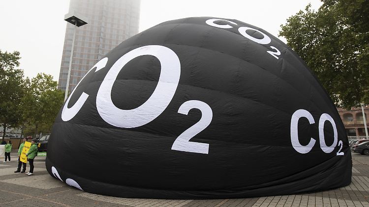 Hersteller können sogenannte "Emissions-Gemeinschaften" bilden. Fiat hat zum Beispiel die die Emissionswerte von Tesla gekauft und auf seine Verbrenner übertragen.