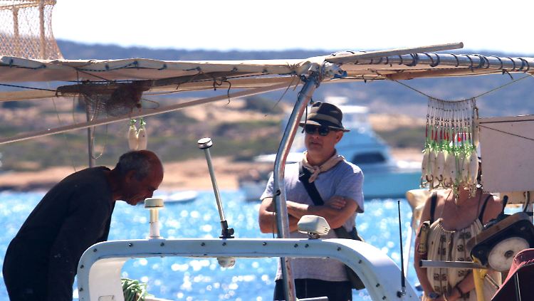 Tom Hanks auf Bootstour auf der Insel Antiparos.