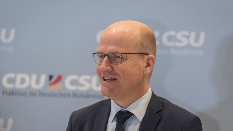 Brinkhaus will nicht, dass der Bundestag aus allen Nähten platzt - derzeit sitzen über 700 Abgeordnete im Parlament.
