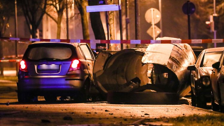 Nachdem der Autofahrer eine Litfaßsäule zerlegt hatte, versuchte er zu flüchten.
