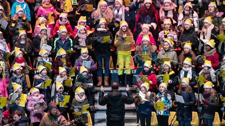 Der WDR Kinderchor der Chorakademie Dortmund singt im Dezember 2018 im Westfalenstadion.