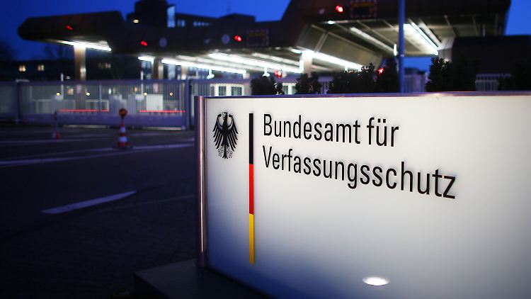 Der Verfassungsschutz könnte bei der Beobachtung von jungen Menschen bald mehr Kompetenzen bekommen.