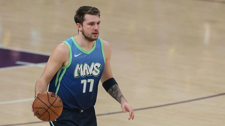31 Punkte, zwölf Rebounds und 15 Assists in 30 Minuten: Der 20 Jahre alte Luka Doncic von den Dallas Mavericks.