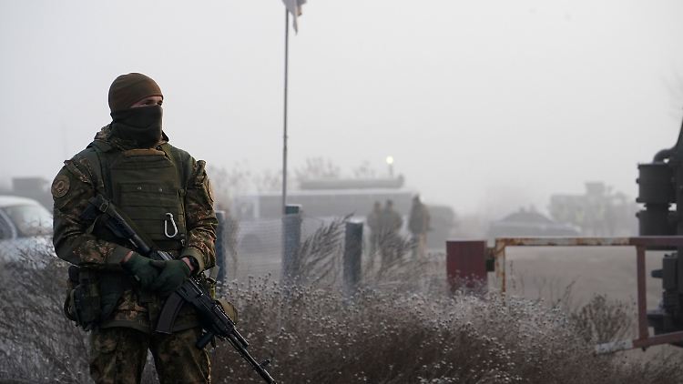 Ein ukrainischer Soldat bewacht während eines Gefangenenaustausches zwischen der Regierung in Kiew und den prorussischen Separatisten ein Gebiet in der Nähe von Odradiwka, Ostukraine. 