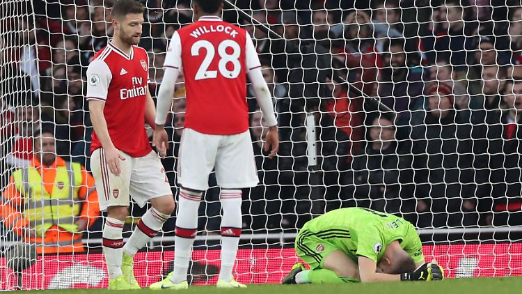 Bernd Leno bringt mit einem schweren Patzer den FC Chelsea zurück ins Spiel und ärgert sich.