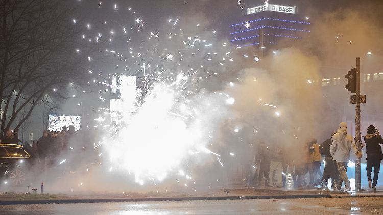 Wenn mitten auf der Straße geknallt wird, wie hier auf der Berliner Oberbaumbrücke, wird's gefährlich - erst recht bei illegalen Böllern.