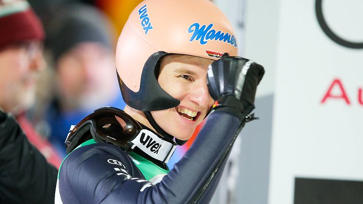 Karl Geiger strahlt nach dem erfolgreichen Tourneeauftakt.