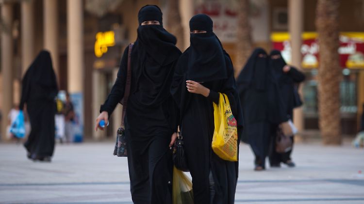 Autos dürfen Frauen in Saudi-Arabien inzwischen fahren. Nackte Schultern und Knie bleiben verboten.