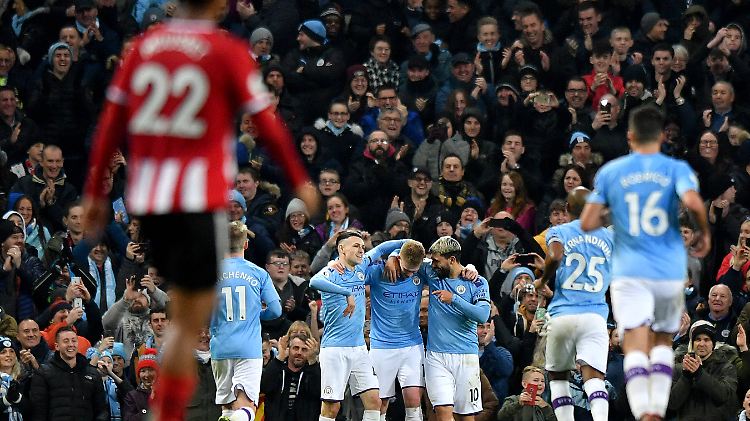 Man City bejubelt das 2:0 von Kevin de Bruyne (M.).
