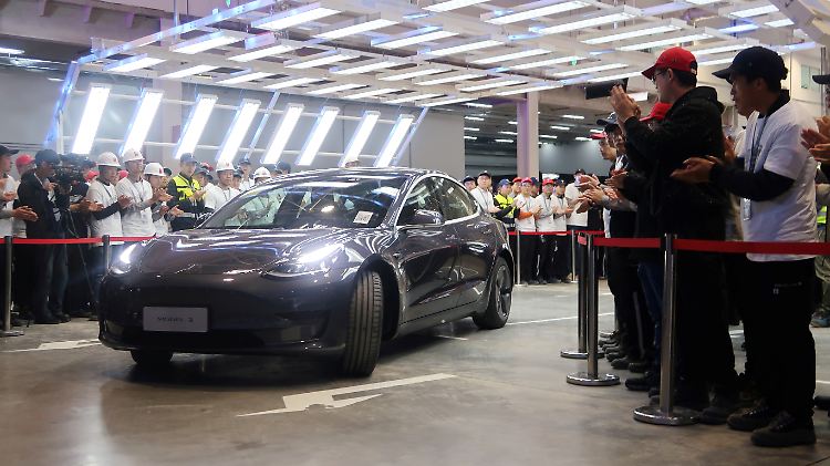 Der US-amerikanische Elektroautobauer Tesla lieferte die ersten in China gefertigten Fahrzeuge an seine Mitarbeiter.