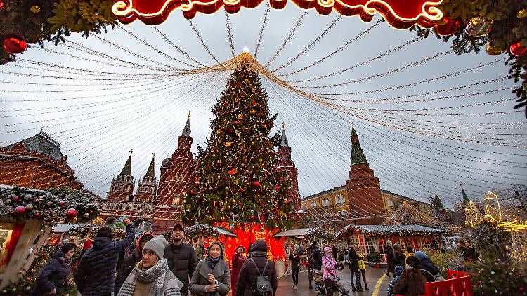 Moskau ohne Schnee im Dezember - auch dieser Weihnachts- und Neujahrsmarkt auf dem Maneschnaja-Platz blieb ohne weiße Decke.