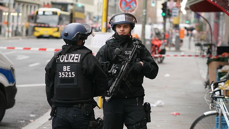 Polizisten sperrten das Gebiet um das Café ab.