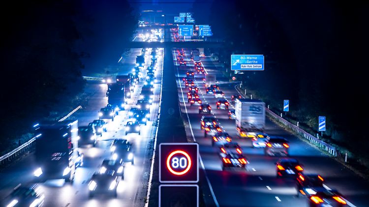 Dichter Feierabendverkehr fährt vergleichsweise gemächlich über die Autobahn A40 bei Bochum.